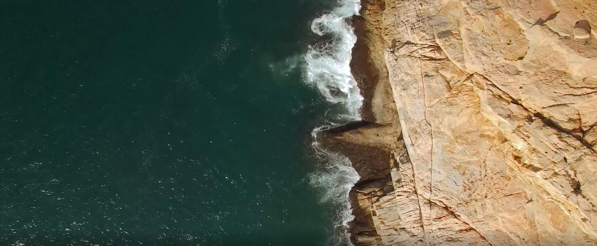 Acufene spiaggia onde si infrangono sulla roccia